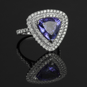 Luxus fehérarany gyűrű tanzanittal és gyémántokkal