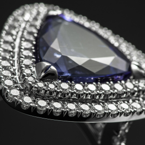 Luxus fehérarany gyűrű tanzanittal és gyémántokkal