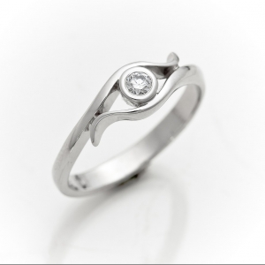 Ekskluzivni verenički prsten od belog zlata sa dijamantom