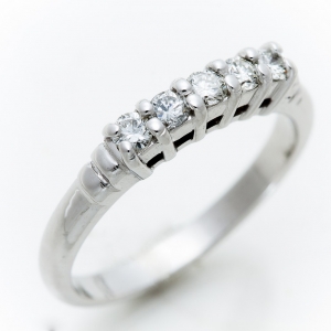 Prsten od belog zlata sa dijamantima