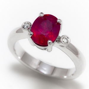 Prsten od belog zlata sa rubinom i dijamantima