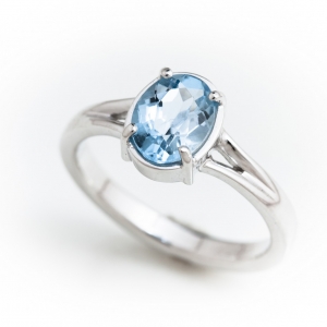 Prsten sa plavim topazom