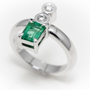 Prsten sa smaragdom i brilijantima