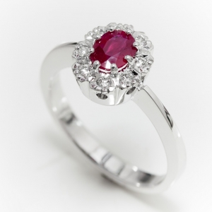 Prsten klasičnog dizajna sa rubinom i brilijantima