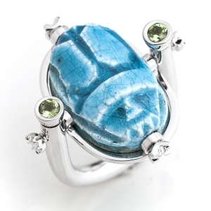 Neobični prsten sa tirkiznim egipatski skarabej kamenom i peridotom