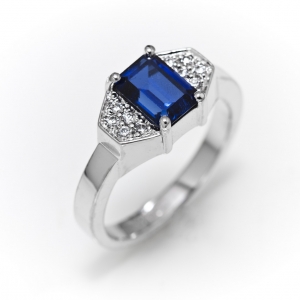 Prsten od belog zlata sa safirom