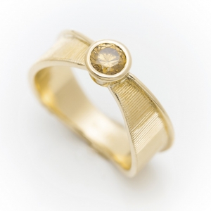 Atraktivni prsten od žutog zlata sa ručnom gravurom
