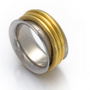 Neobični prsten u belo-žutoj kombinaciji