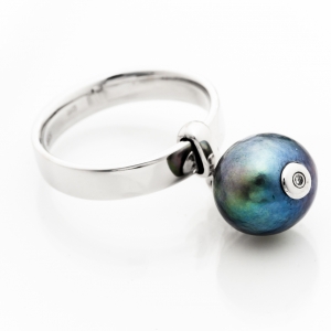 Prsten od belog zlata sa biserom i dijamantom