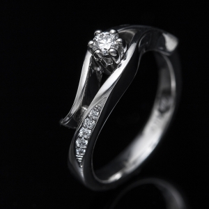 Elegantan verenički prsten od belog zlata sa brilijantima