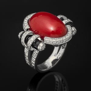 Glamozurni prsten od belog zlata sa koralom, oniksom i brilijantima