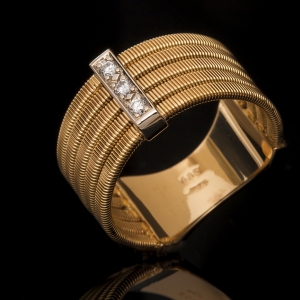 Elegantni zlatni prsten sa dijamantima