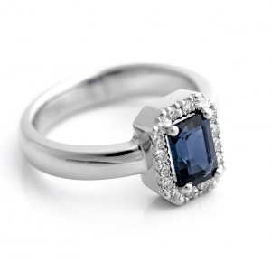 Prsten od belog zlata sa safirom