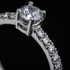 Vereničko prstenje od belog zlata klasičnog stila 