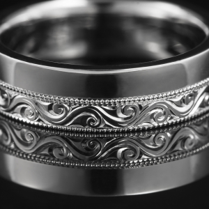 Ekskluzivni prsten od belog zlata sa ručnom gravurom