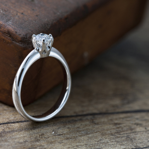 Elegantni verenički prsten sa brilijantom