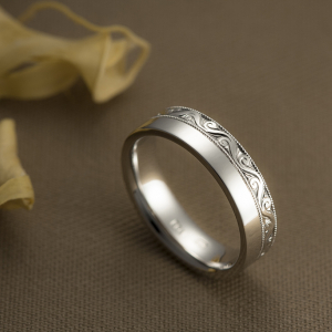 Prsten od belog zlata sa ručnom gravurom