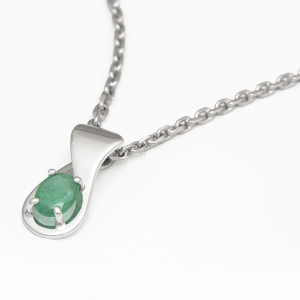 Privezak od belog zlata sa smaragdom