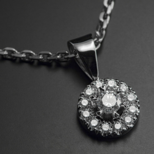 Unikatni privezak od belog zlata sa brilijantima