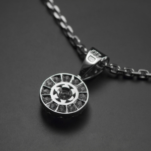 Unikatni privezak od belog zlata sa brilijantima