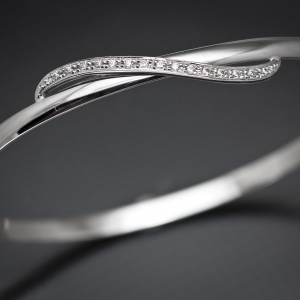 Elegantna čvrsta narukvica sa brilijantima od belog zlata