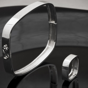 Kockasta čvrsta narukvica od belog zlata