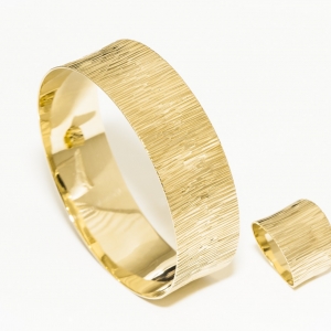 Čvrsta narukvica od žutog zlata sa ručnom gravurom