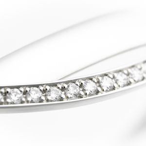 Elegantna čvrsta narukvica sa brilijantima od belog zlata