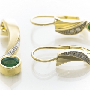 Elegáns fülbevalók smaragddal