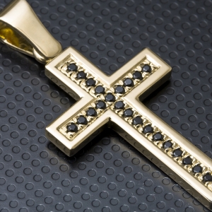 Zlatni privezak u obliku krsta