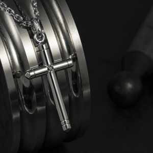 Muški privezak u obliku krsta od 14k belog zlata