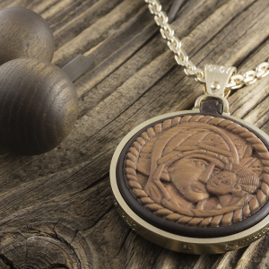 Muški privezak u zlatnom okviru sa brilijantima